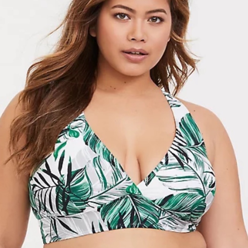 TORRID WHITE PALM WIRELESS TRIANGLE BIKINI TOP size 4  💚💚